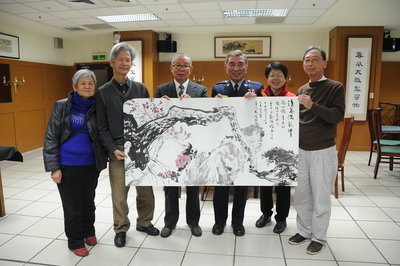 校長（右三)與（本校前校長)顏世錫先生（左三)、周澄老師（右一)、 江叔誾老師（右二)、曾中正老師（左二)、戴佩櫻老師（左一)合影留念